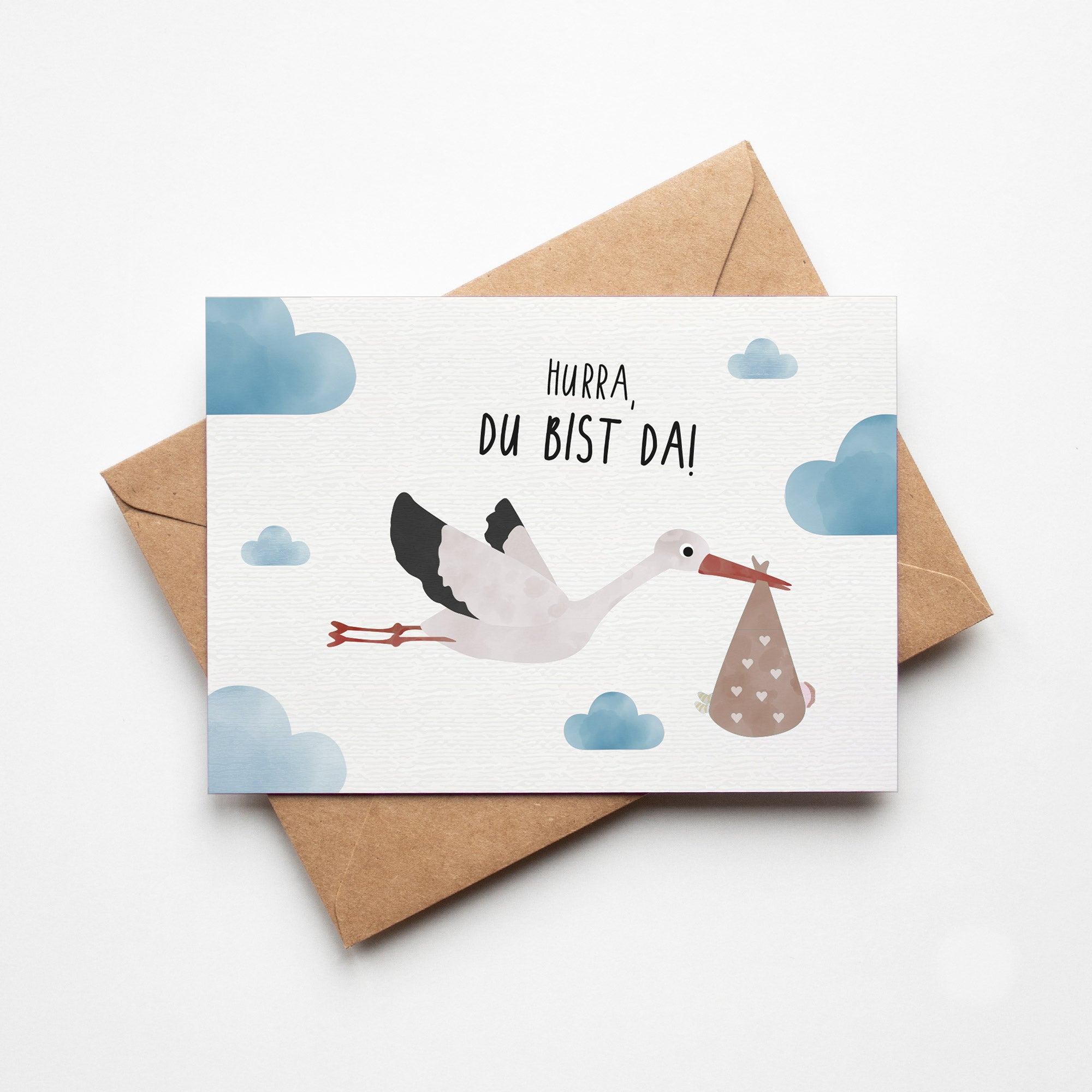 Postkarte mit Storch und dem Schriftzug „Hurra du bist da“ im niedlichen Design, ideal als Geburtskarte oder Willkommensgruß für Babys.