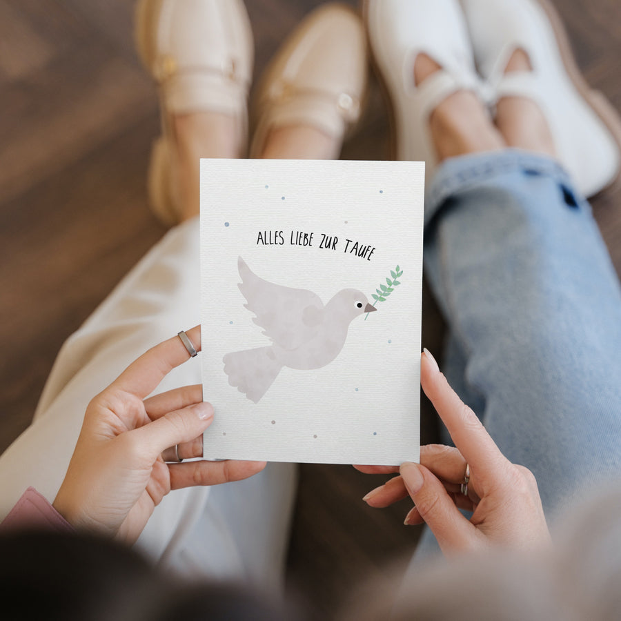 Postkarte mit einer Taube und dem Schriftzug „Alles Liebe zur Taufe“ im schlichten Design, ideal als Taufkarte