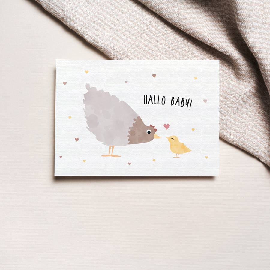 Postkarte mit Huhn und Küken sowie dem Schriftzug „Hallo Baby“ im niedlichen Design, ideal als Geburtskarte oder Babygruß.