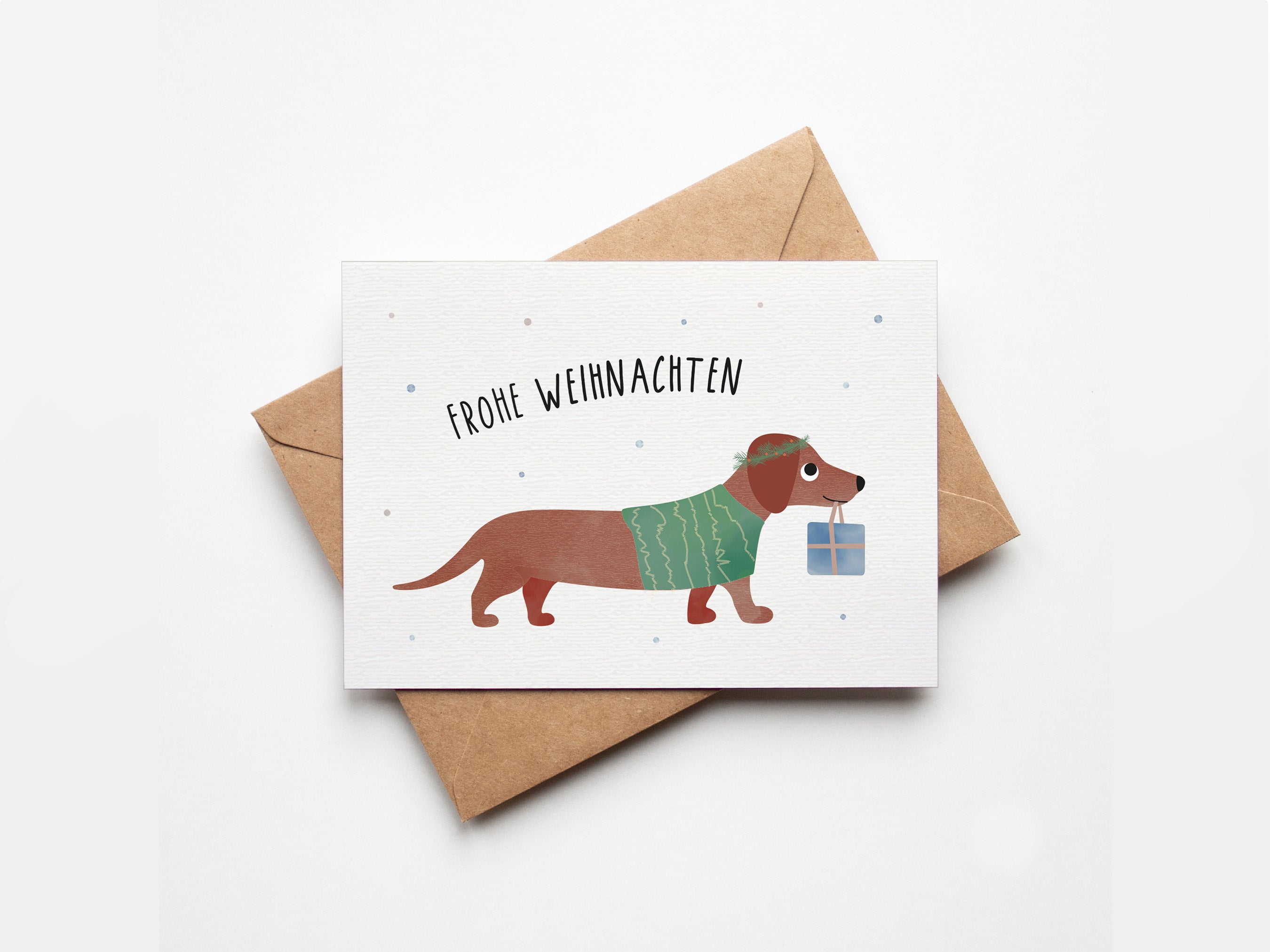 Postkarte mit Dackel im Auto und einem Tannenbaum auf dem Dach sowie dem Schriftzug „Frohe Weihnachten“ im niedlichen Design, ideal als Weihnachtskarte oder kleiner Gruß.