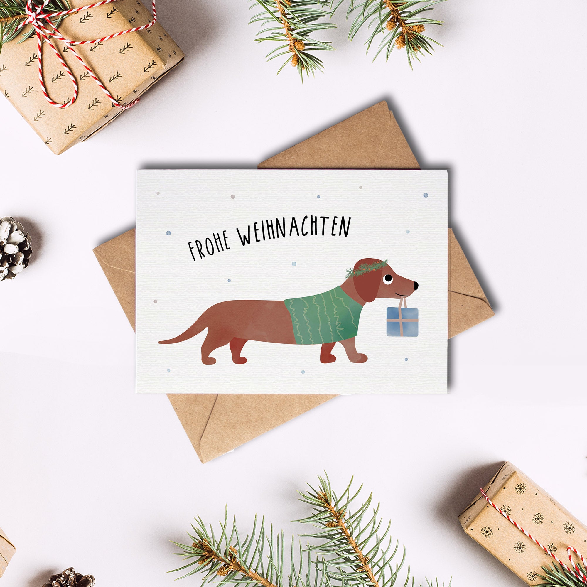 Postkarte mit Dackel im Auto und einem Tannenbaum auf dem Dach sowie dem Schriftzug „Frohe Weihnachten“ im niedlichen Design, ideal als Weihnachtskarte oder kleiner Gruß.