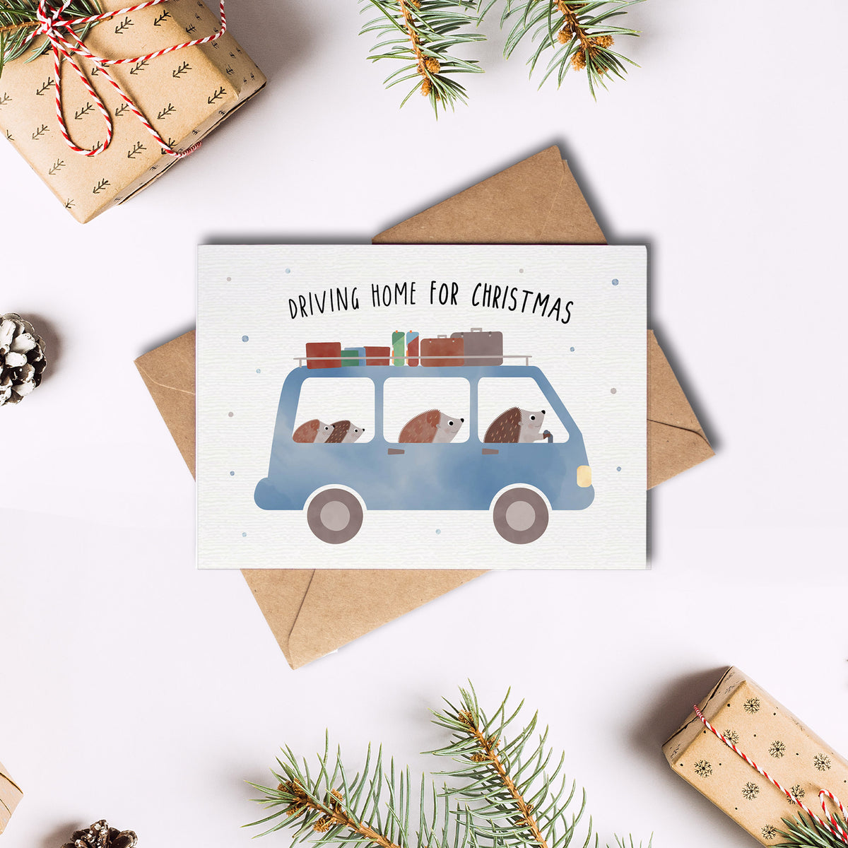 Postkarte mit Igel-Familie im Auto und dem Schriftzug „Driving home for Christmas“ im niedlichen Design, ideal als Weihnachtskarte oder kleiner Gruß.