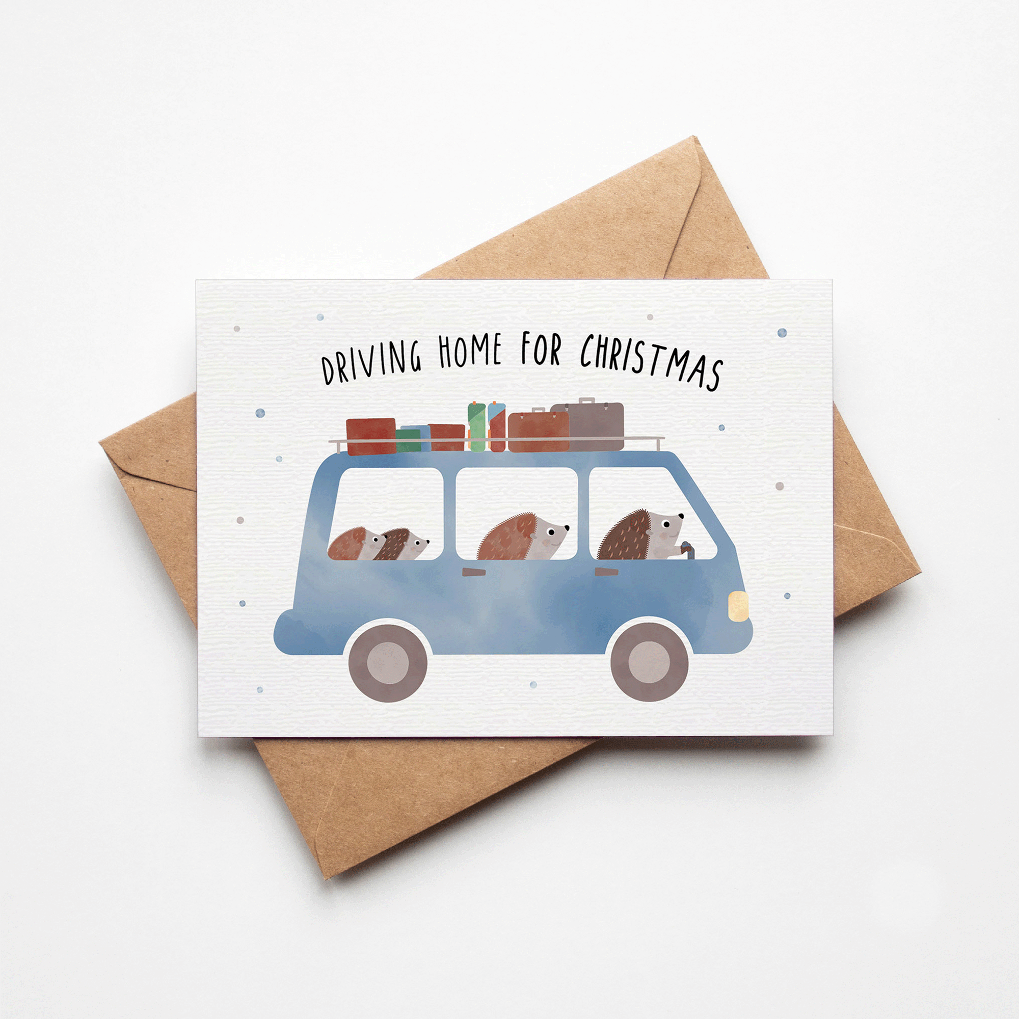 Postkarte mit Igel-Familie im Auto und dem Schriftzug „Driving home for Christmas“ im niedlichen Design, ideal als Weihnachtskarte oder kleiner Gruß.