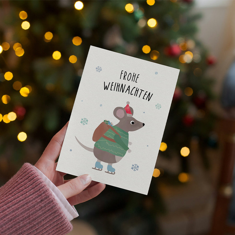 Postkarte mit Maus und roter Weihnachtsmütze sowie dem Schriftzug „Frohe Weihnachten“ im niedlichen Design, ideal als Weihnachtskarte oder kleiner Gruß.