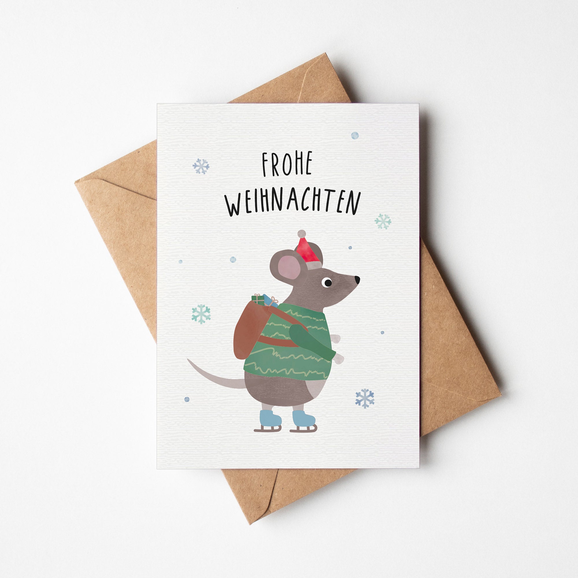 Postkarte mit Maus und roter Weihnachtsmütze sowie dem Schriftzug „Frohe Weihnachten“ im niedlichen Design, ideal als Weihnachtskarte oder kleiner Gruß.