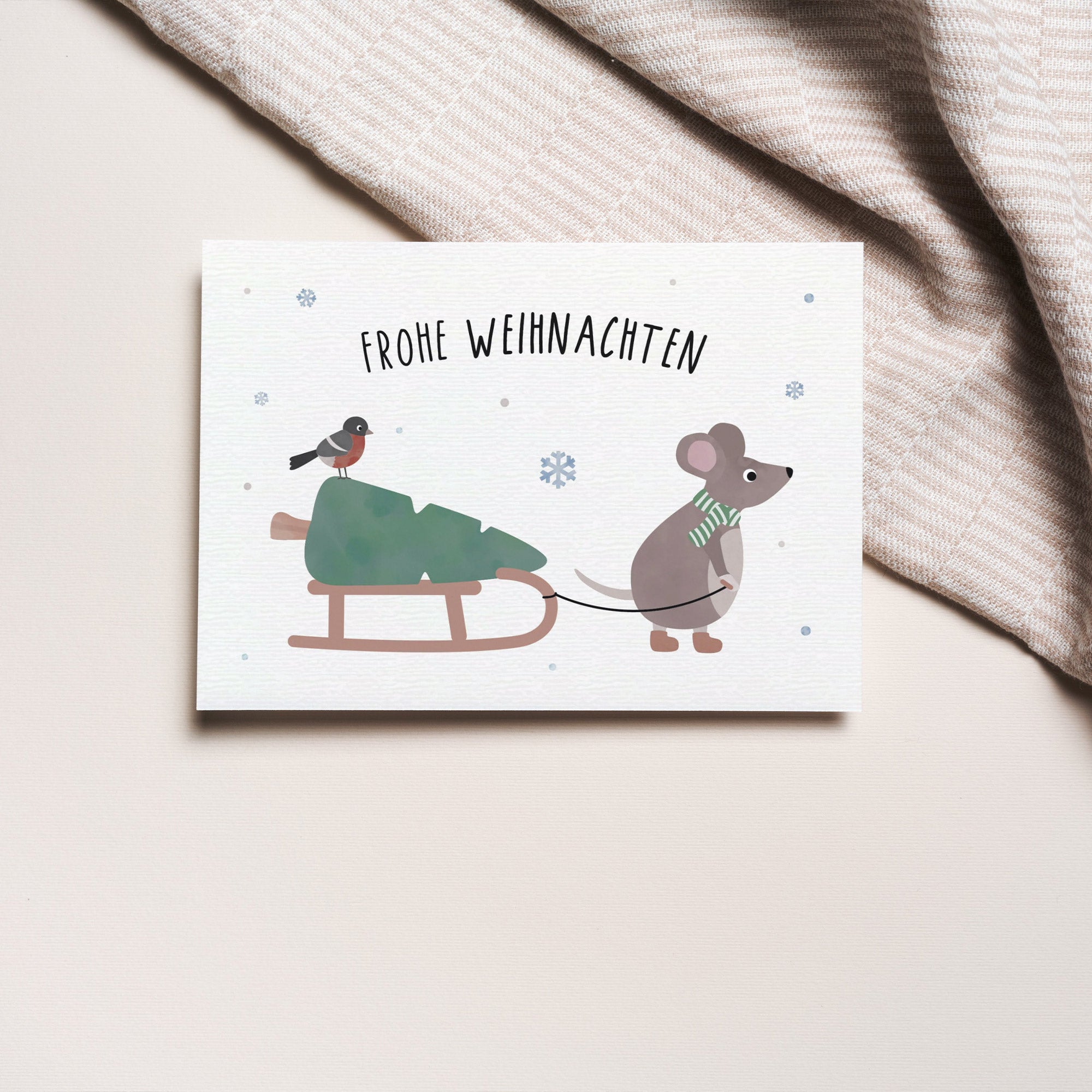 Postkarte mit Maus, die einen Schlitten zieht, und dem Schriftzug „Frohe Weihnachten“ im niedlichen Winterdesign, ideal als Weihnachtskarte oder kleiner Gruß.