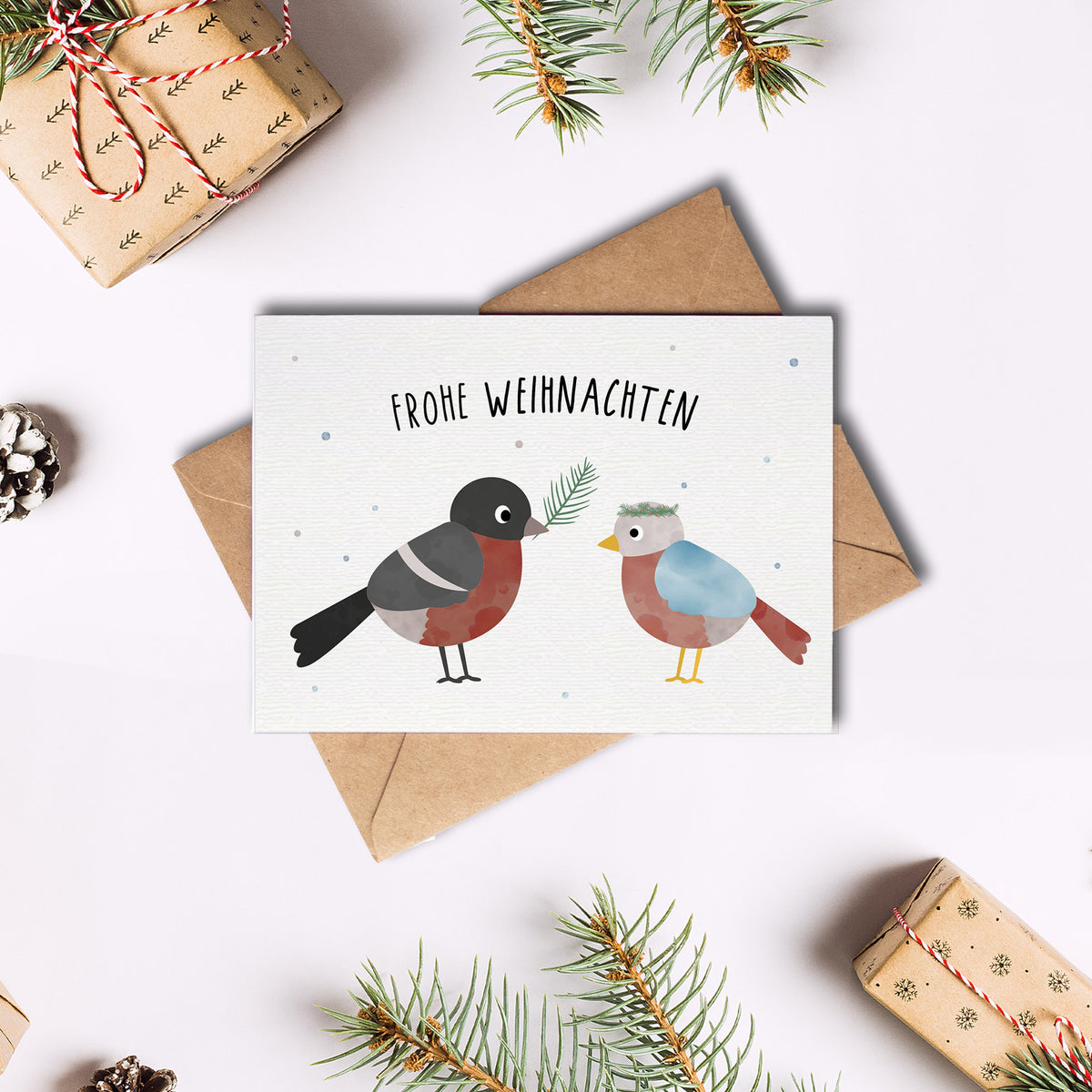 Postkarte mit Wintervogel auf einem Zweig und dem Schriftzug „Frohe Weihnachten“ im zarten Design, ideal als Weihnachtskarte oder kleiner Gruß.