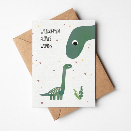 Postkarte mit einer Dinosauriermama die zu Ihrem Baby runterschaut. Im Hintergrund sind bunte Herzen