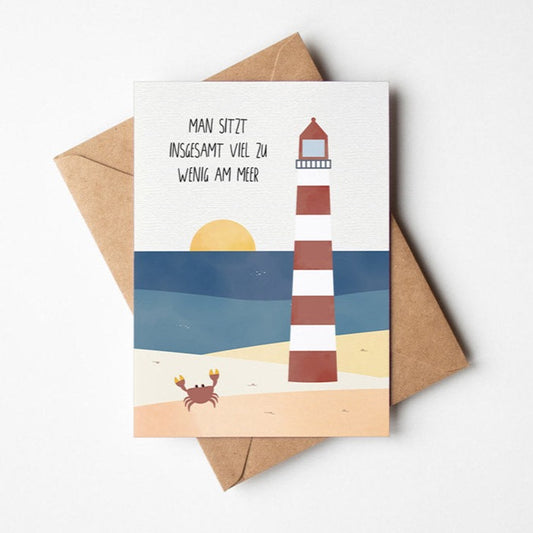 Postkarte mit Leuchtturm, Strand und Krabbe