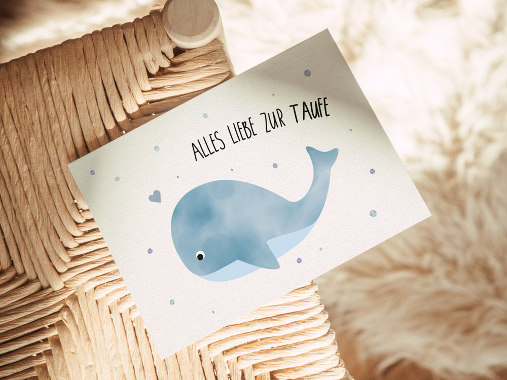 Postkarte mit Wal und dem Schriftzug „Alles Liebe zur Taufe“ im niedlichen Design, ideal als Glückwunschkarte zur Taufe.