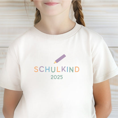 Bügelbild mit der Aufschrift ‚Schulkind 2025‘ – modernes, verspieltes Design mit Sternen für den Schulstart – liebevoll gestaltet von byClou