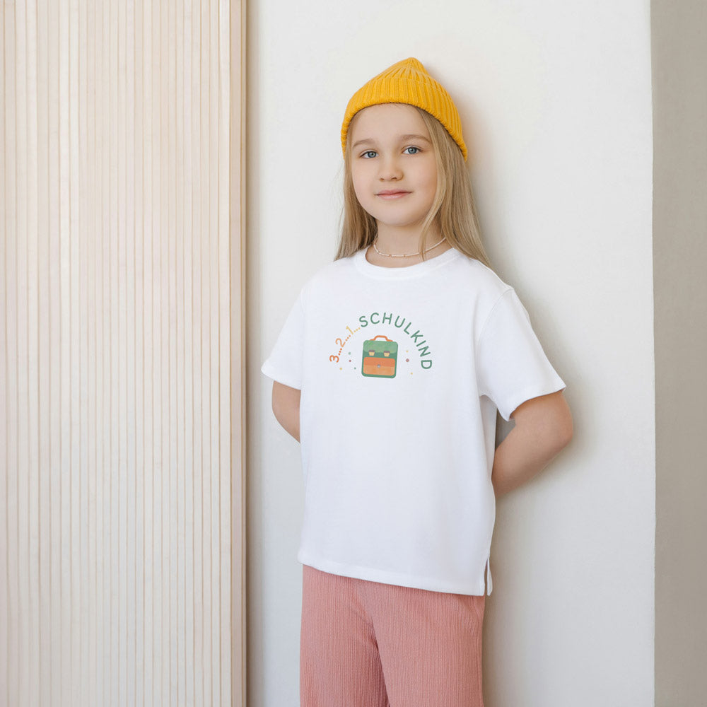 Bügelbild mit der Aufschrift ‚3, 2, 1 – Schulkind‘ – buntes Design mit Sternen und Schulmotiven, ideal zur Einschulung – liebevoll illustriert von byClou