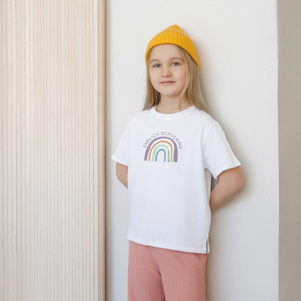 Bügelbild mit der Aufschrift ‚Endlich Schulkind‘ – farbenfrohes Design mit Sternen und Schultüte, perfekt für den ersten Schultag – liebevoll gestaltet von byClou