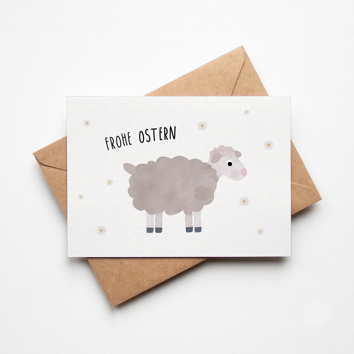 Postkarte mit Schaf und Schriftzug „Frohe Ostern“ im niedlichen Design, ideal als Ostergruß oder Dekoration