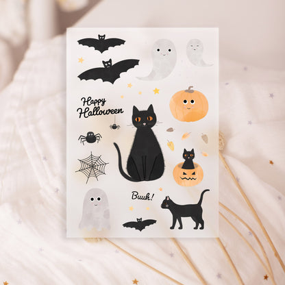 Eine Halloween-Karte mit niedlichen Illustrationen. Zu sehen sind lächelnde Geister, schwarze Katzen, Fledermäuse, Spinnen, ein Spinnennetz und Kürbisse. Der Schriftzug &quot;Happy Halloween&quot; und das Wort &quot;Buuh!&quot; sind ebenfalls enthalten.