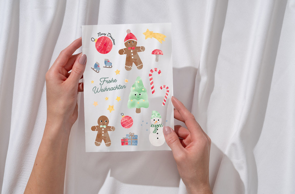 Eine Weihnachtskarte mit bunten Illustrationen, darunter Lebkuchenmännchen, eine Weihnachtskugel, ein Weihnachtsbaum, ein Schneemann, Zuckerstangen, ein Geschenk und Schlittschuhe. Der Text "Frohe Weihnachten" ist in der Mitte zu sehen. Die Farben sind festlich und fröhlich, perfekt für die Weihnachtszeit.