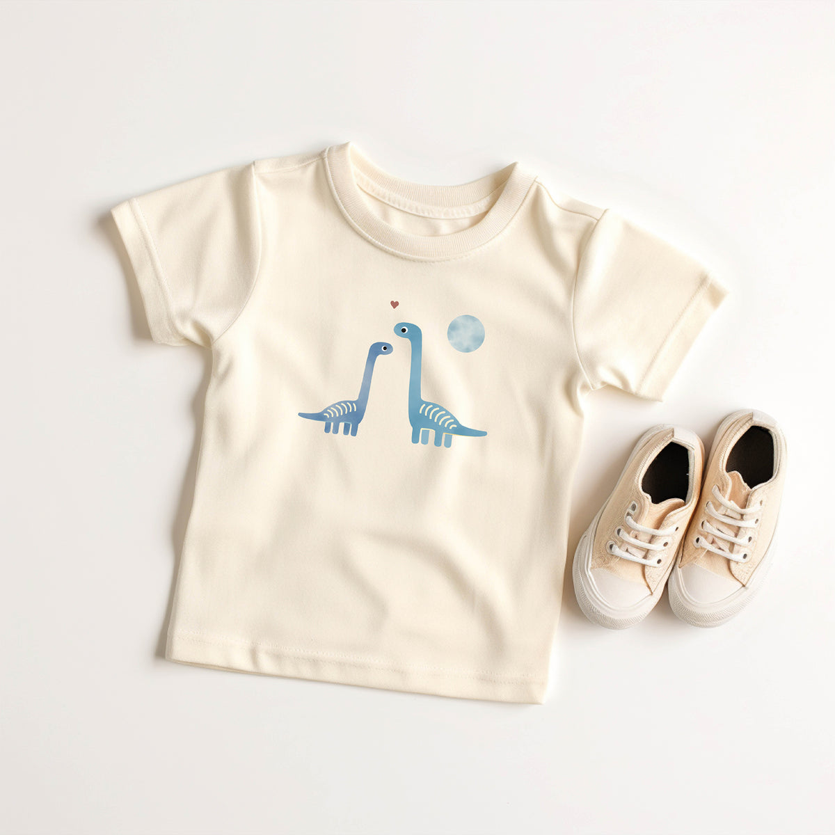 Bügelbild mit zwei Dinosauriern und Herz im liebevollen Design, ideal zum Aufbügeln auf Kinderkleidung und Accessoires.