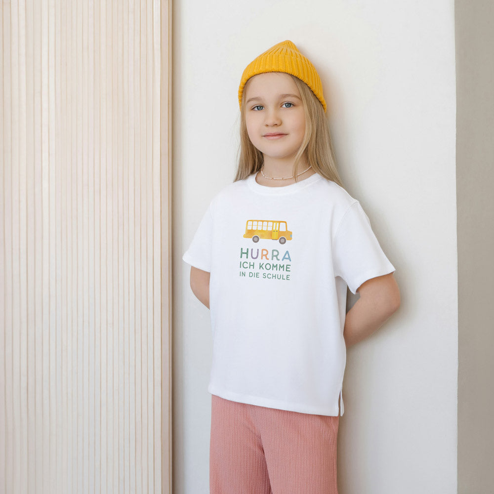 Bügelbild mit der Aufschrift ‚Hurra, ich komme in die Schule‘ – fröhliches Motiv mit Schulranzen, Sternen und bunten Details für die Einschulung – liebevoll gestaltet von byClou