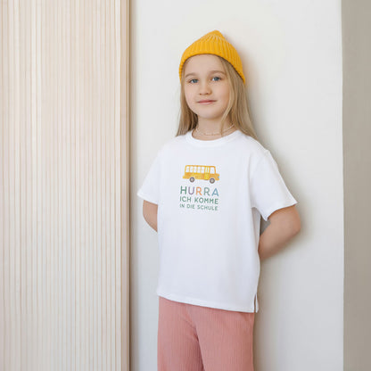 Bügelbild mit der Aufschrift ‚Hurra, ich komme in die Schule‘ – fröhliches Motiv mit Schulranzen, Sternen und bunten Details für die Einschulung – liebevoll gestaltet von byClou