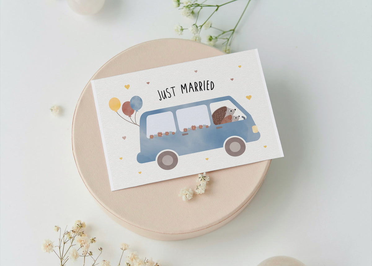 Postkarte mit zwei Igeln im Hochzeitsoutfit und dem Schriftzug „Just Married“ im niedlichen Design, ideal als Hochzeitskarte oder Glückwunschkarte.