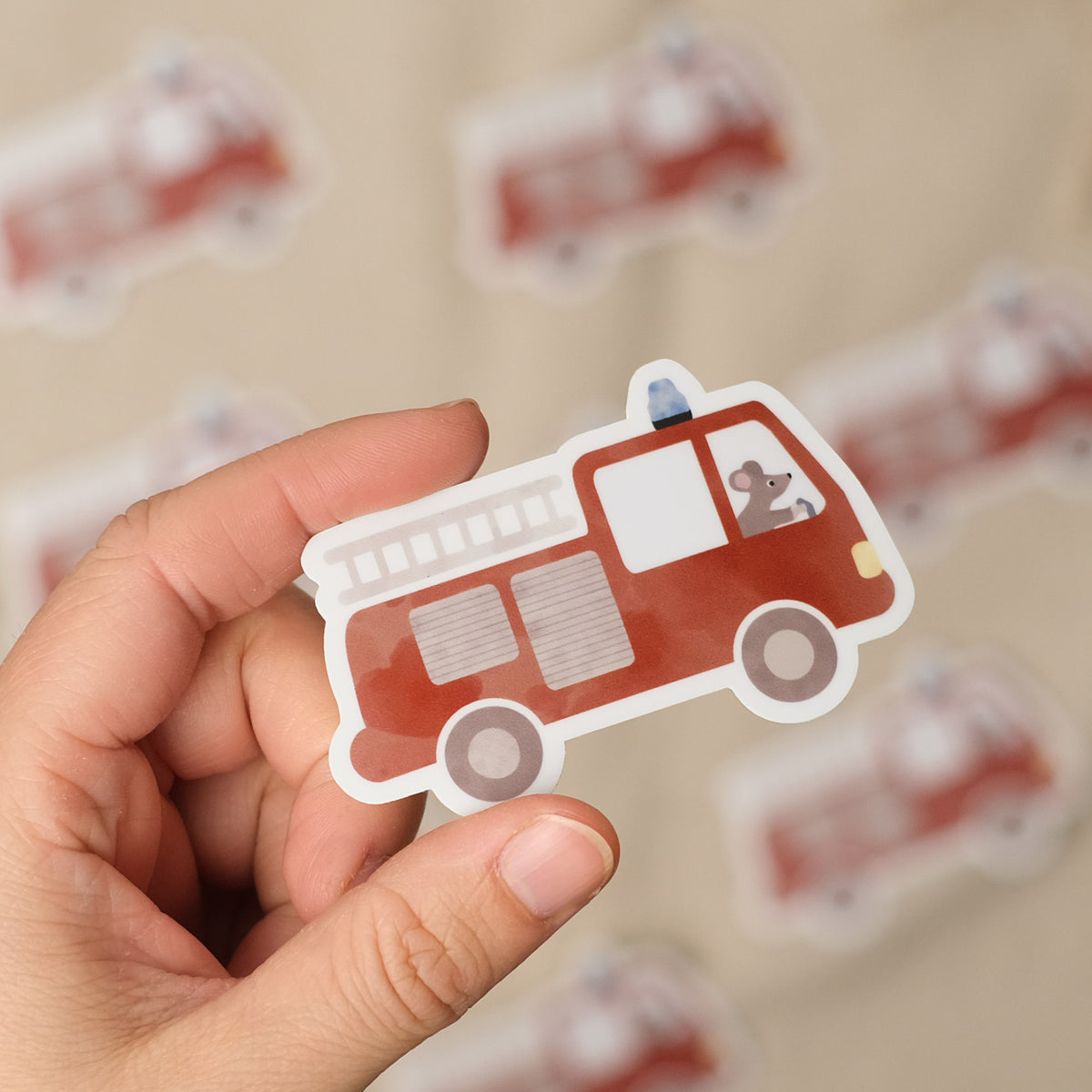 „Leuchtend roter Feuerwehr-Sticker mit niedlichen Details, spülmaschinenfest und wasserfest – ideal für Kinderflaschen, Brotdosen und mehr. Hochwertiges byClou Design für kleine Feuerwehrfans