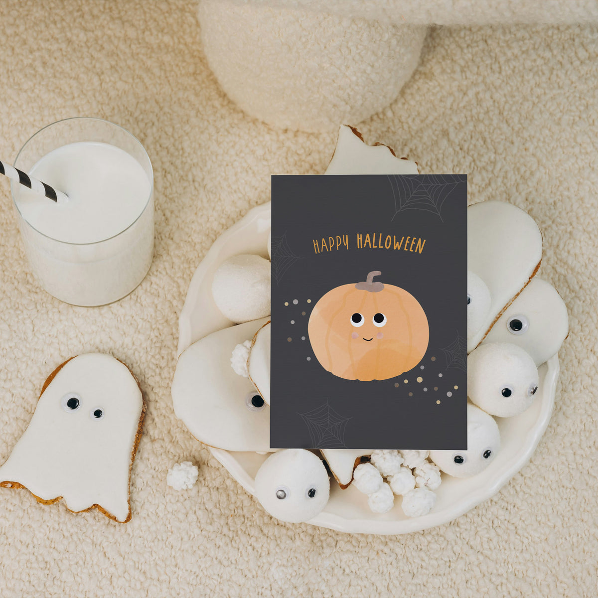 Illustration einer Halloween-Grußkarte mit einem lächelnden Kürbis und der Aufschrift „Happy Halloween“ auf orangem Hintergrund