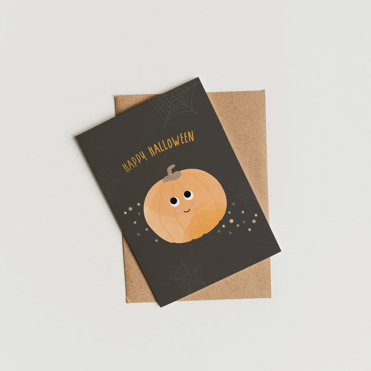 Illustration einer Halloween-Grußkarte mit einem lächelnden Kürbis und der Aufschrift „Happy Halloween“ auf orangem Hintergrund