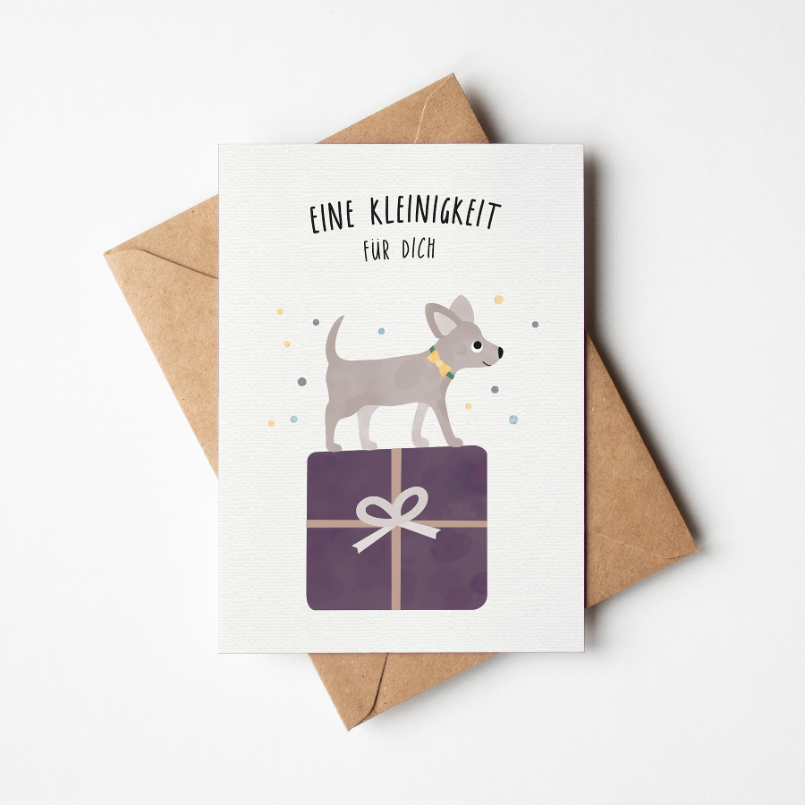 Postkarte mit pastellfarbenem Geschenkpaket und niedlichem Hund und der Aufschrift ‚Kleinigkeit für dich‘ – zartes, charmantes Design von byClou