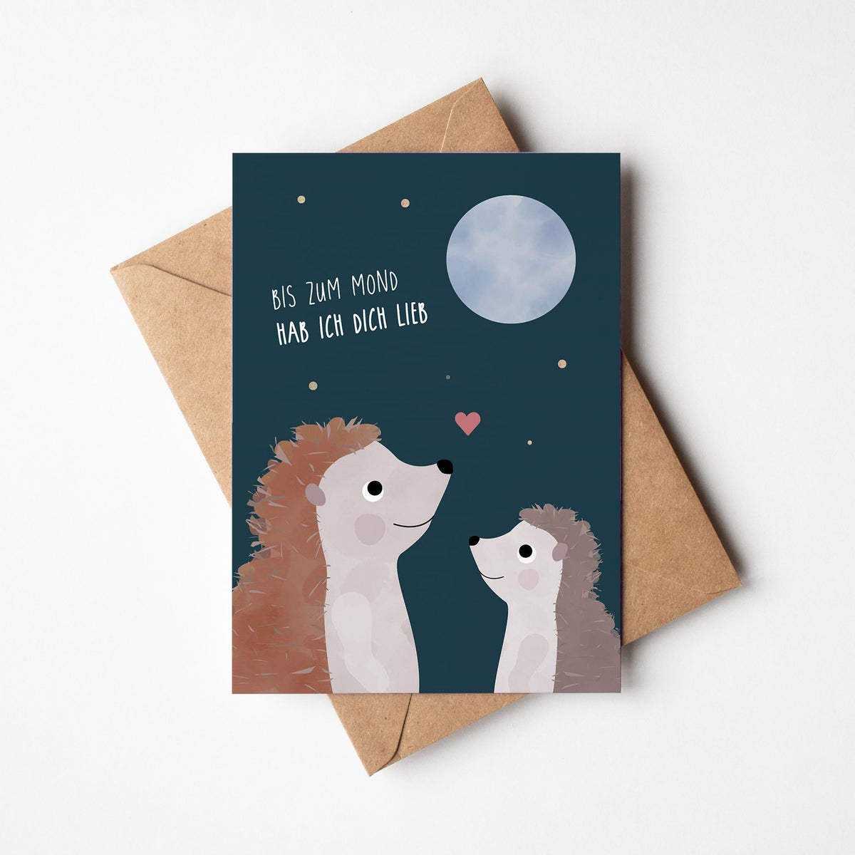 Postkarte mit zwei Igeln und dem Schriftzug „Bis zum Mond hab ich dich lieb“ im niedlichen Design, ideal als Grußkarte oder kleines Geschenk.