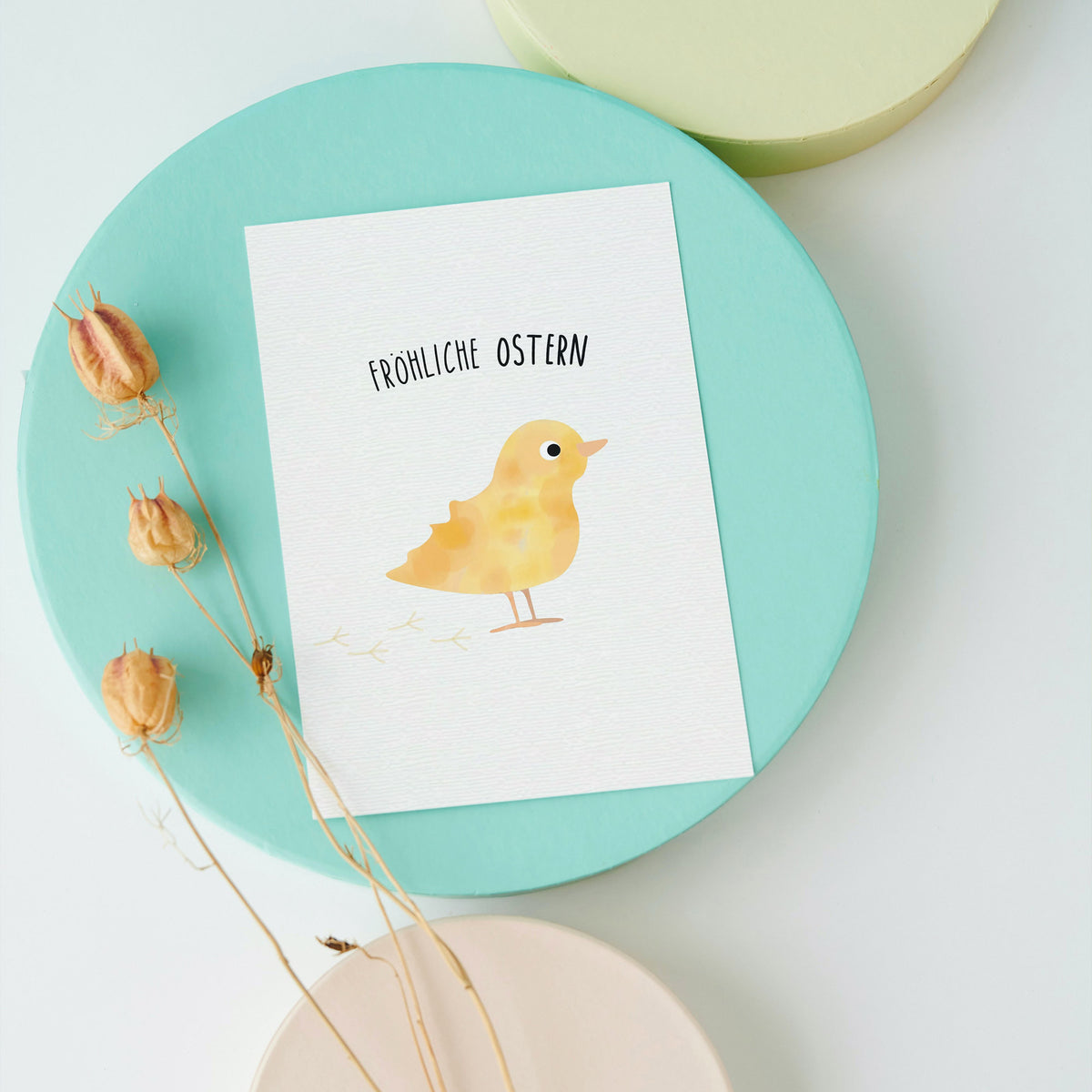 Postkarte mit Küken und dem Schriftzug „Fröhliche Ostern“ im niedlichen Design, ideal als Ostergruß oder Dekoration.
