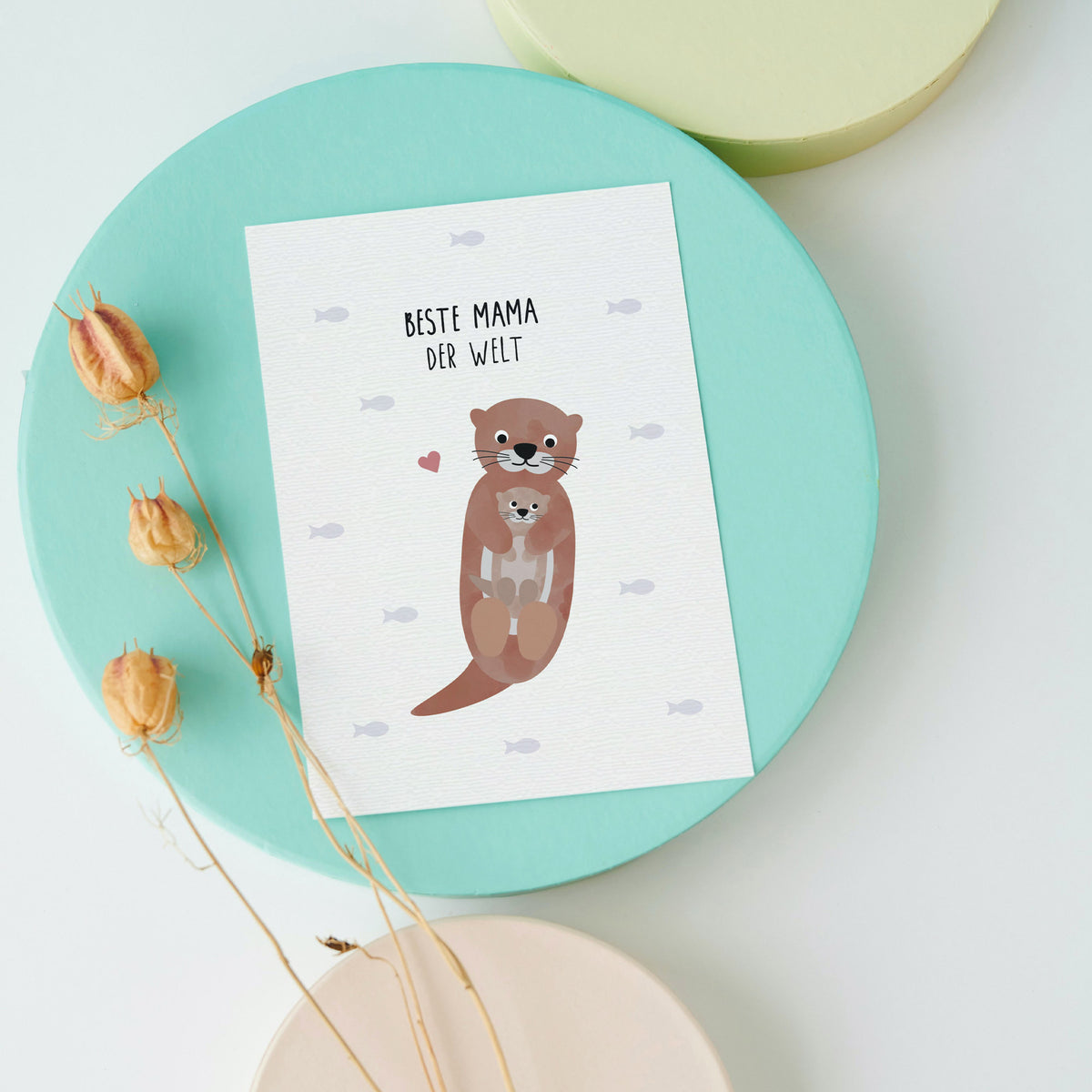Postkarte mit zwei Ottern und dem Schriftzug „Beste Mama der Welt“ im niedlichen Design, ideal als Muttertagskarte oder liebevollen Gruß.