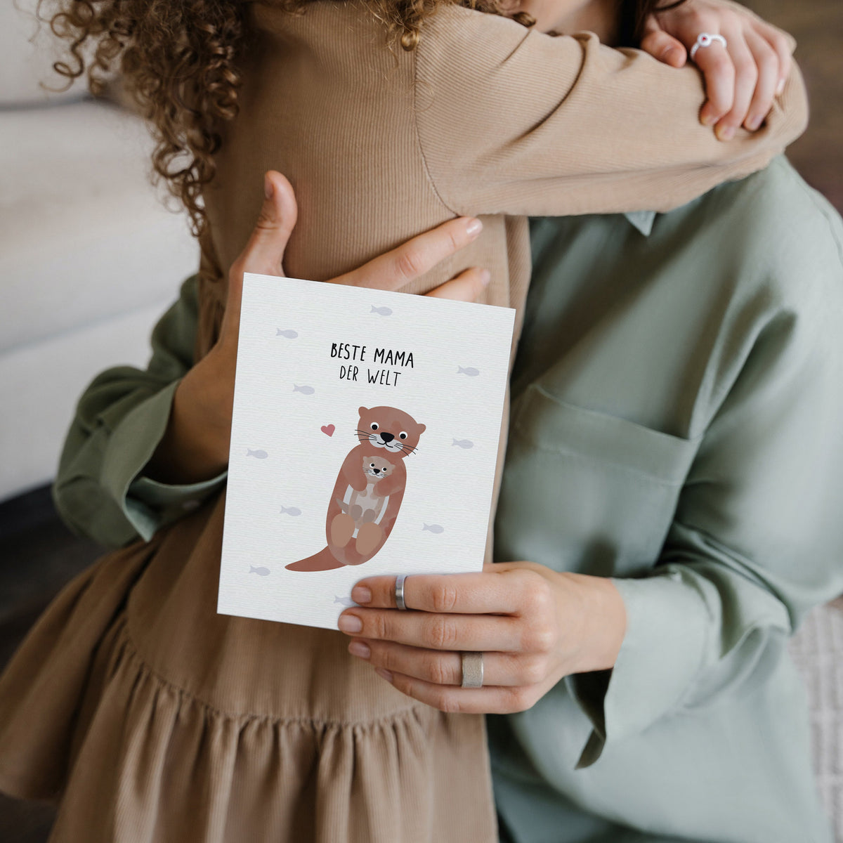Postkarte mit zwei Ottern und dem Schriftzug „Beste Mama der Welt“ im niedlichen Design, ideal als Muttertagskarte oder liebevollen Gruß.