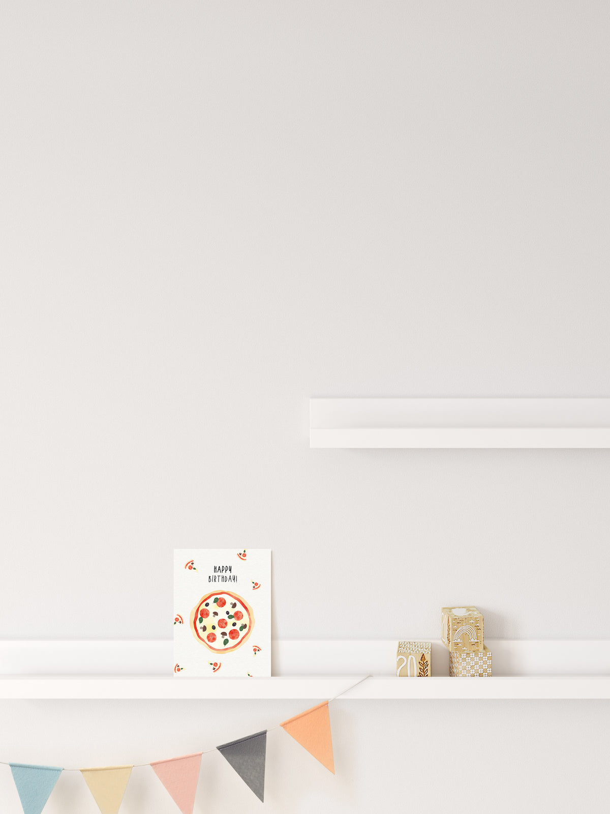 Grußkarte mit der Illustration eines Stücks Pizza und dem Text „Happy Birthday“ auf hellem Hintergrund