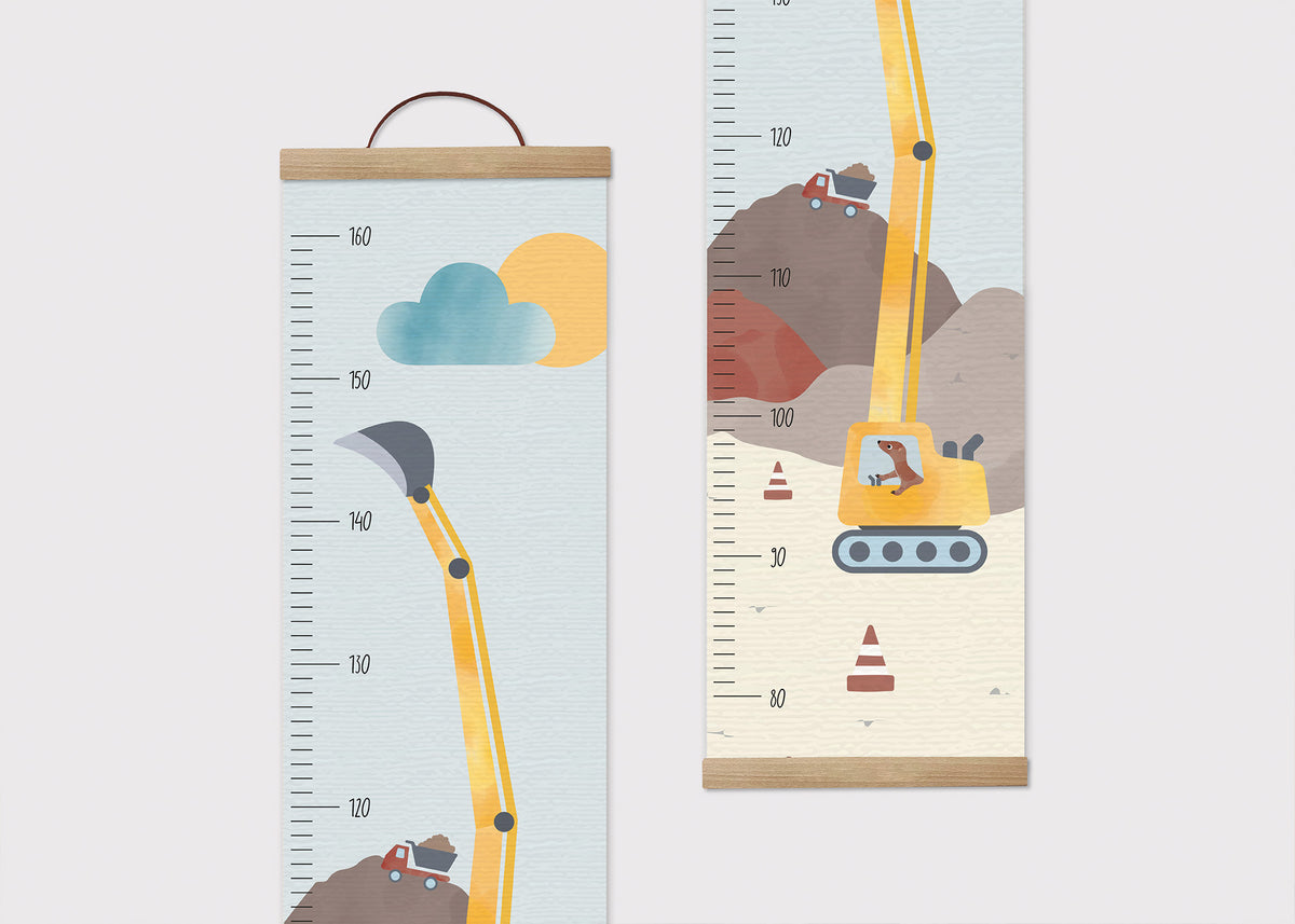 Illustration eines Höhenmessers für Kinder mit einer Baustellen-Thematik. Das Design zeigt einen animierten gelben Bagger, der auf einer Baustelle arbeitet, mit einem Tier im Fahrersitz. Im Hintergrund sind Hügel, ein LKW und Verkehrsleitkegel zu sehen. Links ist ein Wolken- und Sonnensymbol abgebildet. Die Skala reicht von 60 cm bis 160 cm.