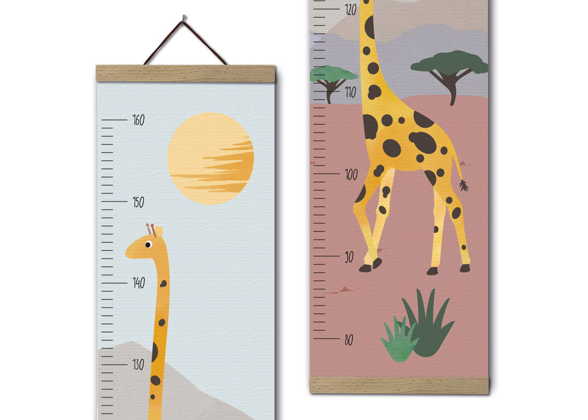 Zwei Messlatten für Kinder mit Giraffenmotiven. Links zeigt eine Giraffe mit einem sonnigen Hintergrund und Höhenmarkierungen bis 160 cm. Rechts eine Giraffe in einer Savannenlandschaft mit grünen Pflanzen und Höhenangaben bis 120 cm.