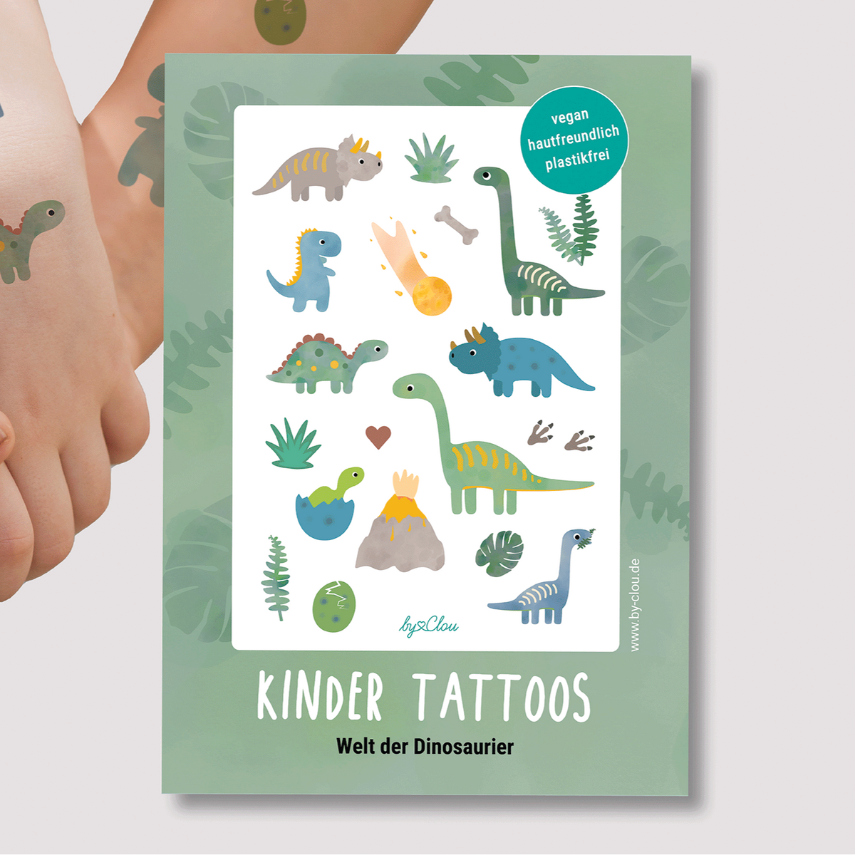 Bogen mit temporären Kindertattoos im Dinosaurier-Design – mit fröhlich illustrierten Dinos wie T-Rex, Triceratops und Stegosaurus. Ein Dino-Spaß für kleine Entdecker:innen