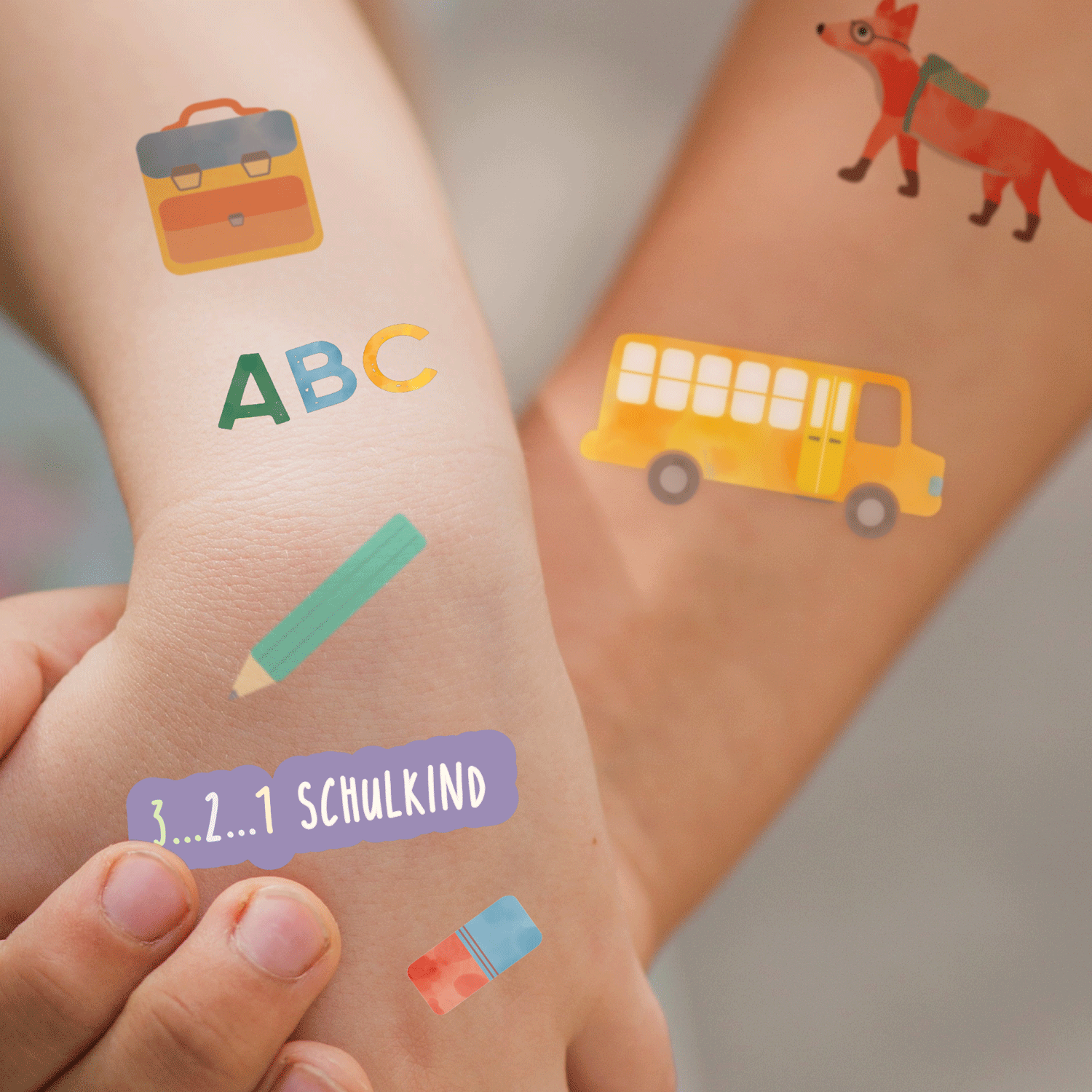 Kind trägt Kindertattoo Schulkind am Arm byClou