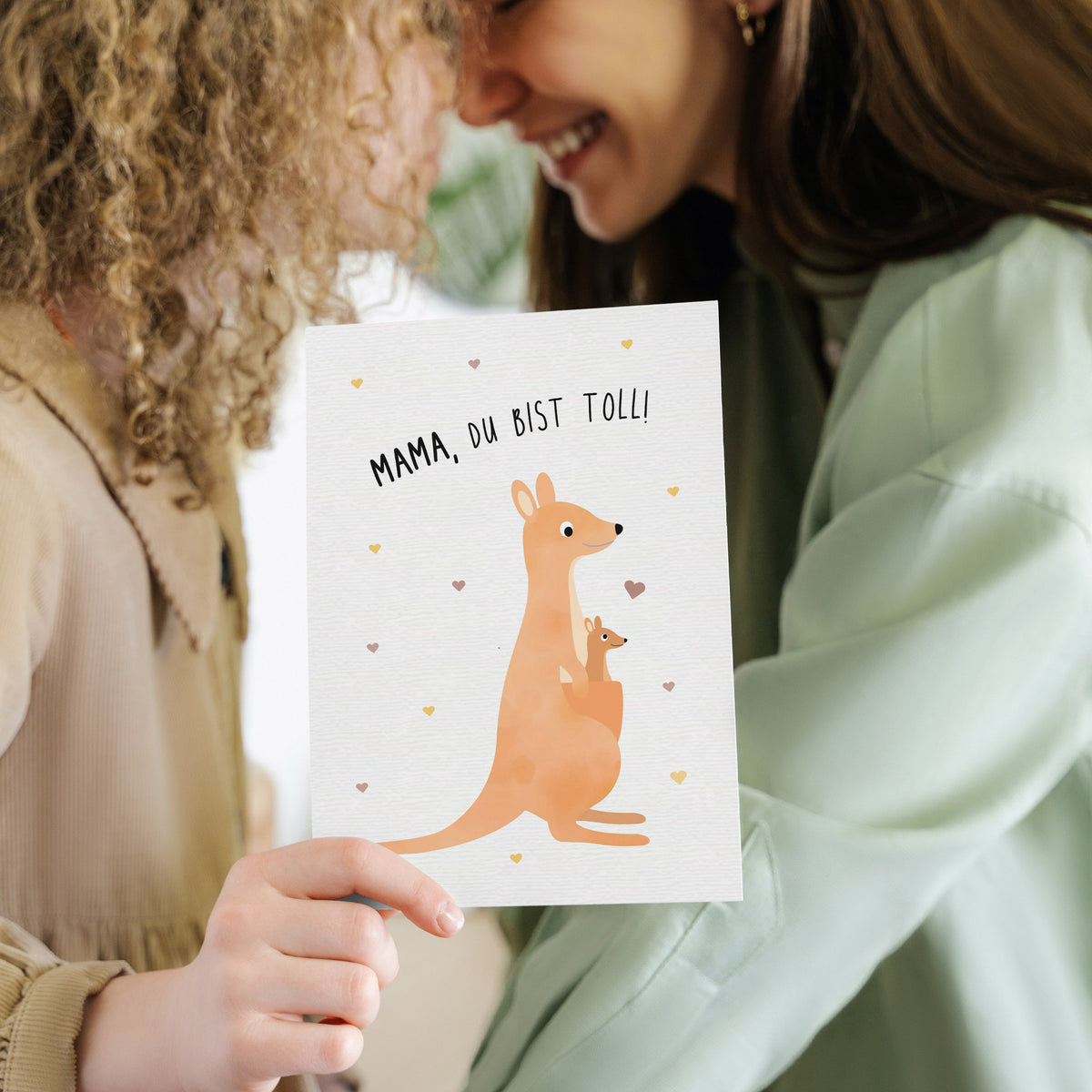 Postkarte mit Känguru-Mama und Baby im Beutel sowie dem Schriftzug „Mama, Du bist toll“, liebevolles Design ideal als Grußkarte oder kleines Geschenk.