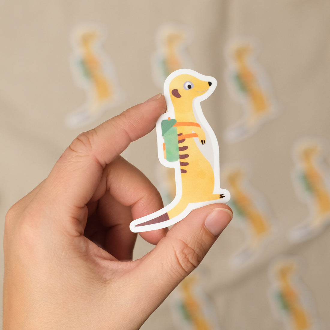 Lustiger Erdmännchen-Sticker, spülmaschinenfest und wasserfest – ideal für Brotdosen, Trinkflaschen und andere Alltagsbegleiter. Liebevoll illustriert
