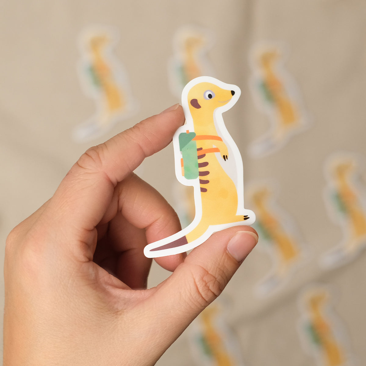 Lustiger Erdmännchen-Sticker, spülmaschinenfest und wasserfest – ideal für Brotdosen, Trinkflaschen und andere Alltagsbegleiter. Liebevoll illustriert