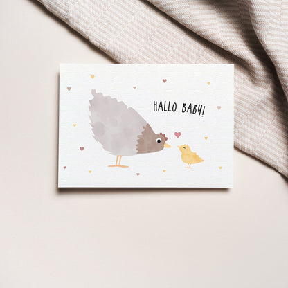 Postkarte mit Huhn und Küken sowie dem Schriftzug „Hallo Baby“ im niedlichen Design, ideal als Geburtskarte oder Babygruß.