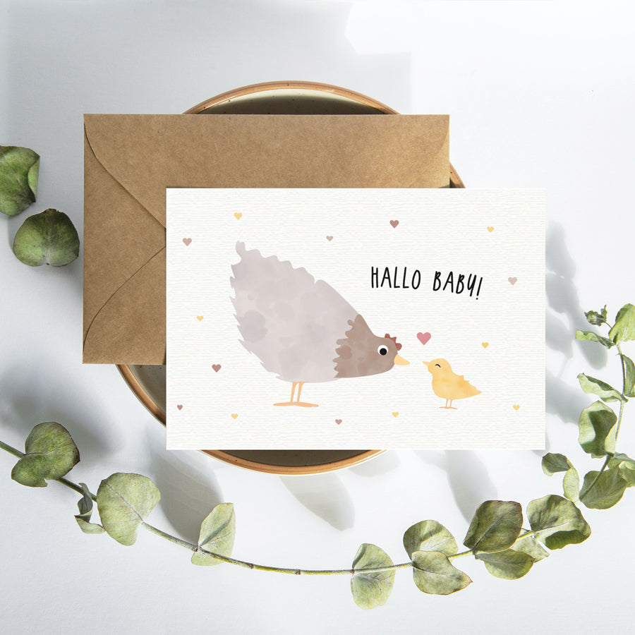 Postkarte mit Huhn und Küken sowie dem Schriftzug „Hallo Baby“ im niedlichen Design, ideal als Geburtskarte oder Babygruß.