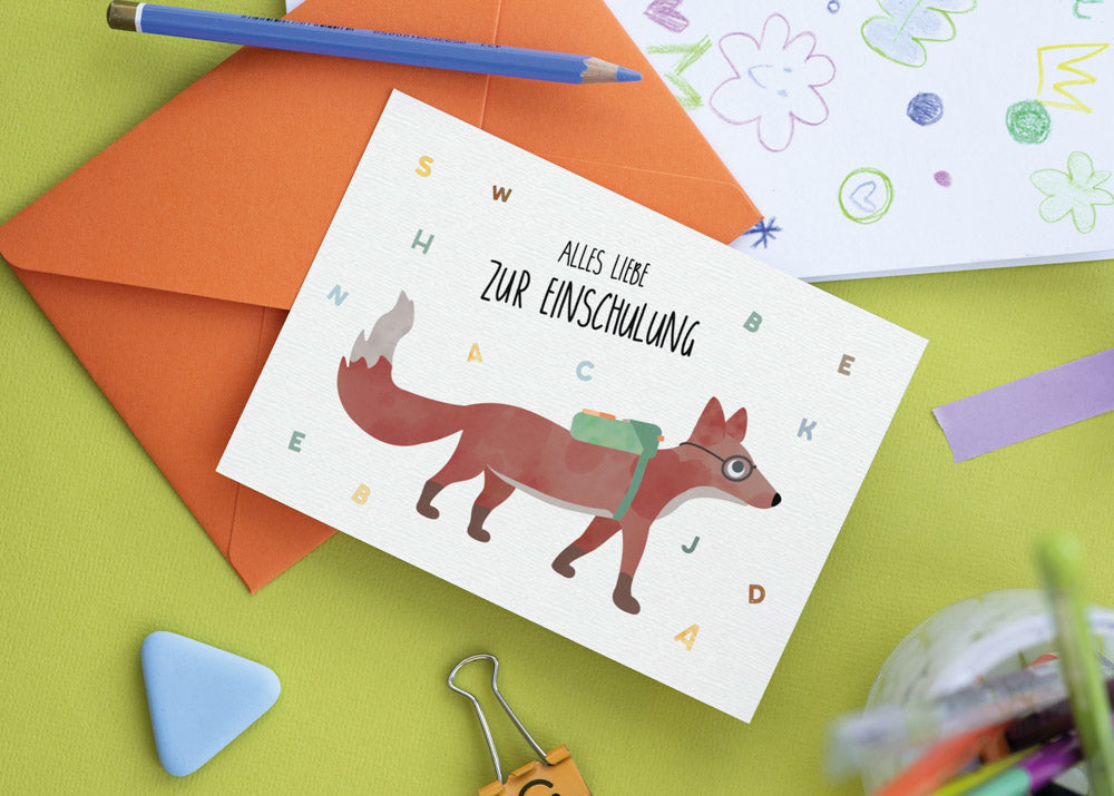 Postkarte mit Buch und dem Schriftzug „Juhuu, Alles Liebe zur Einschulung“ im fröhlichen Design, ideal als Glückwunschkarte zur Einschulung.