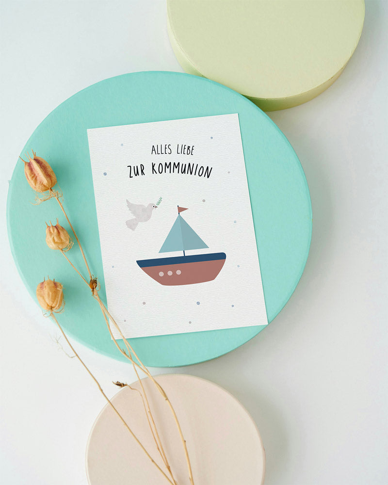 Kommunionskarte mit weißer Taube und Olivenzweig auf hellblauem Hintergrund – Aufschrift ‚Alles Liebe zur Kommunion‘ – zarte, symbolstarke Illustration von by Clou