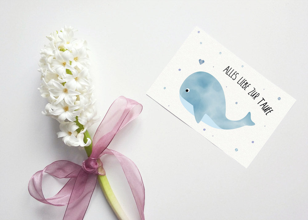 Postkarte mit Wal und dem Schriftzug „Alles Liebe zur Taufe“ im niedlichen Design, ideal als Glückwunschkarte zur Taufe.