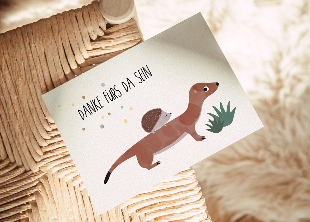 Postkarte mit Wiesel und Igel sowie dem Schriftzug „Danke fürs Da sein“ im liebevollen Design, ideal als Dankeskarte oder kleine Aufmerksamkeit.